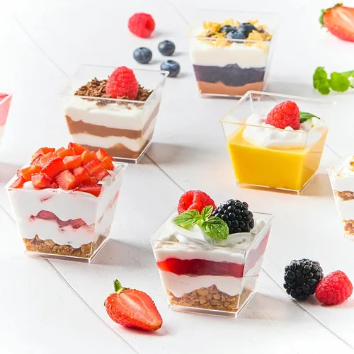 Vista 5 de Paquete de 50 Tazas Cuadradas de Postre de 4 oz con Tapas de Cúpula y Cucharas, Tazas de Pudín de Plástico con Tapas Mini Tazas de Parfait Shooter