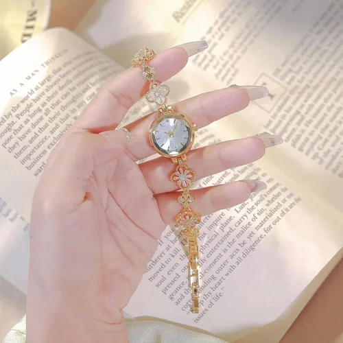 Vista 4 de BESTKANG Relojes de Lujo para Dama con Cadena de Pulsera Hueca de Cuatro Hojas de Hierba, Impermeable, Reloj de Cuarzo de Moda y Vestido Dorado