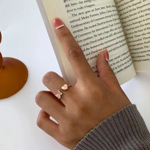 Vista 4 de Sora Tuki Anillo con inicial para mujer, anillo de letra de oro, anillos con inicial de plata para adolescentes y niñas, anillos ajustables de oro