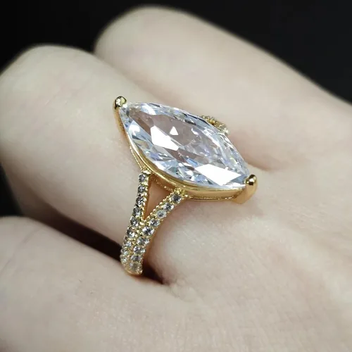 Vista 2 de Anillo de compromiso chapado en oro de 18 quilates con circonita cúbica en forma de pera para mujer, anillo solitario de novia de inspiración