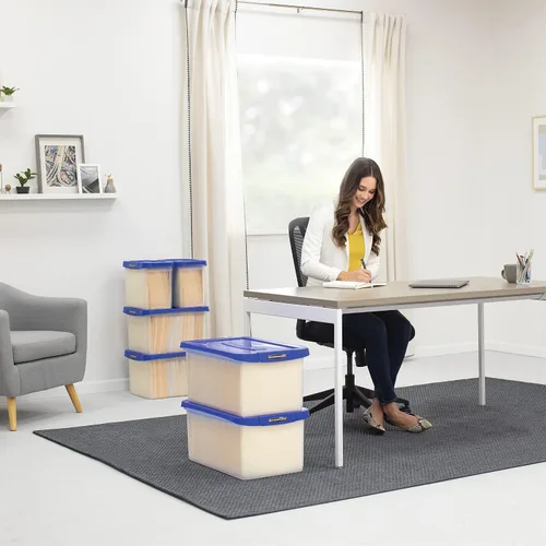 Vista 8 de Caja de archivo Bankers Box de plástico resistente de 20" para cartas Protect letter files in a tough plastic box with hanging rails that keeps