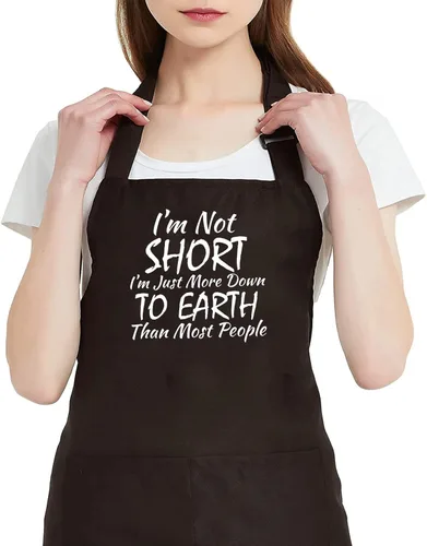Vista 6 de Delantal para mujer con 2 bolsillos I'm Not Short Graphic impermeable, ajustable, para cocina, cocina, barbacoa, parrilla