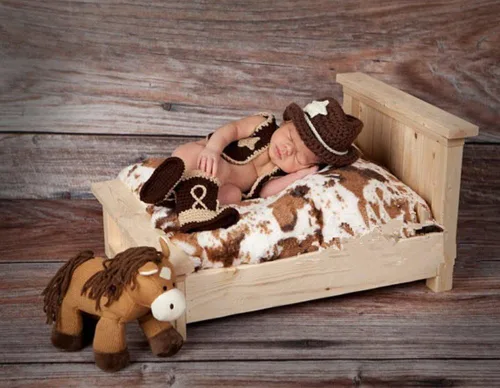 Vista 2 de Pinbo® Conjunto de vaquero de ganchillo para bebés recién nacidos, gorro, chaleco, botas, disfraz
