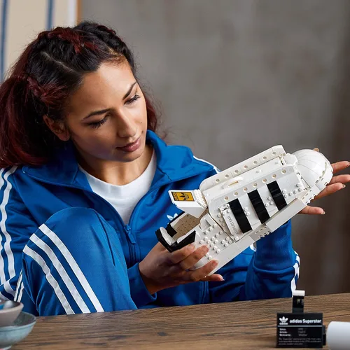 Vista 13 de LEGO 10282 Adidas Originals Superstar - Juego de construcción de coleccionistas para adultos, modelo de zapato coleccionable, 18 años +