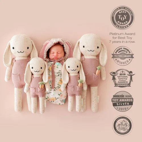 Vista 2 de cuddle + kind Harper the Bunny - Muñeca tejida a mano regular de 20 pulgadas, 1 muñeca = 10 comidas, comercio justo, calidad reliquia, hecha a mano