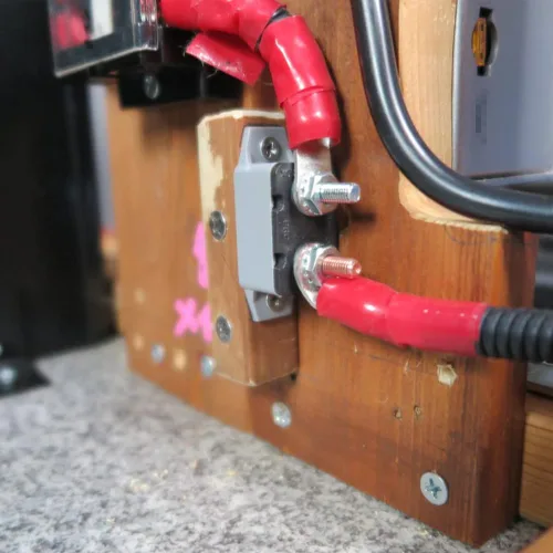 Vista 3 de Ampper Disyuntor de reinicio automático de 12 V a 24 V CC con perno de perno de cubierta para automóviles y más (5A, 2 unidades)