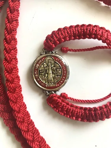 Vista 3 de Collar Medalla San Benito y Pulcera tejido de hilo