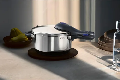 Vista 2 de WMF Perfect Plus - Cocina rápida Ø 8.7 in de diámetro 4 litros y medio con protección contra llama Cromargan Acero inoxidable para inducción