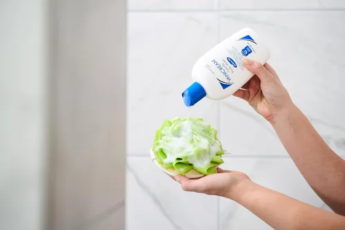 Vista 2 de Vanicream Gel de baño suave, 12 onzas y loción hidratante con bomba, 16 onzas