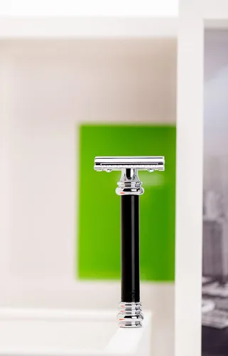 Vista 7 de Merkur Maquinilla de afeitar de seguridad de doble borde con mango negro, MK-38011
