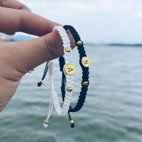 Vista 5 de Sparklejewel Pulseras personalizadas para parejas, pulseras a juego para parejas, grabado, nombre, cuerda trenzada, pulseras para parejas para él