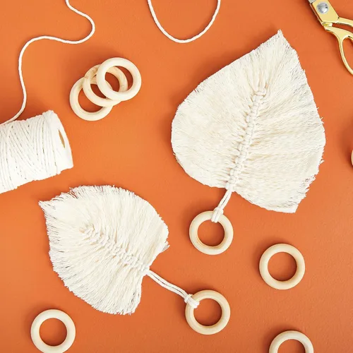 Vista 3 de Juvale Círculos de madera para macramé y manualidades, paquete de 20, círculos de madera natural sin terminar de 2.2 pulgadas de diámetro