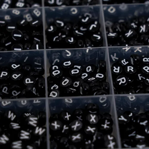 Vista 5 de Juego de 1450 cuentas de letras redondas de acrílico de 0.16 x 0.27 pulgadas, cuentas de las letras del alfabeto de la A a la Z y cuentas de números