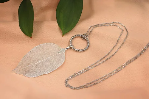 Vista 33 de Joyas de hoja de oro rosa y plata para mujer. Pendientes de hoja natural y collares circulares colgantes. Elegantes conjuntos de joyas colgantes.