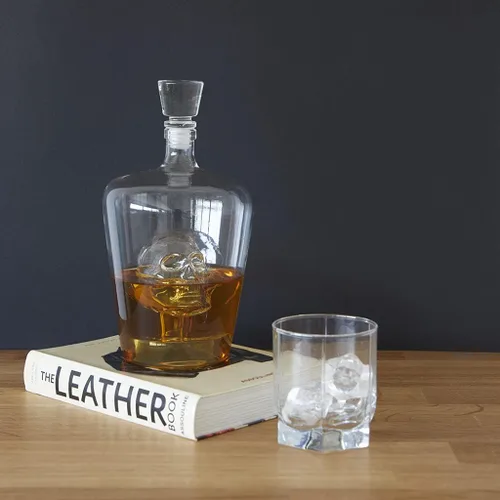 Vista 6 de Balvi - Decantador de whisky venenoso. Botella de licor de 1L (33-3/4 onzas) de capacidad. Tiene una calavera dentro. Hecho de vidrio.
