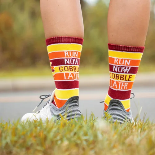 Vista 4 de Gone For a Run calcetines altos para correr con leyenda "Run Now Gobble Later" (amarillonaranjacafé)