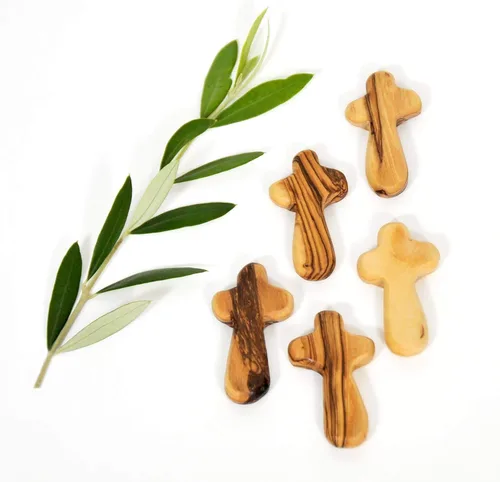 Vista 3 de 25 cruces de madera de olivo para colgar + bolsita pequeña