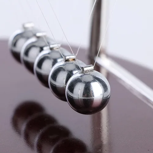 Vista 5 de Newton's Cradle Pendulum 5 Bolas Escritorio Juguete Oficina Decoración del Educativo e iluminador, tiempo de oscilación de 25 a 50 segundos