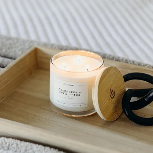 Vista 5 de Calyan Wax Co. Evergreen & Eucalyptus - Vela perfumada de 3 mechas - 43 horas de combustión - Velas de soja de lujo de 3 mechas - Velas de cera
