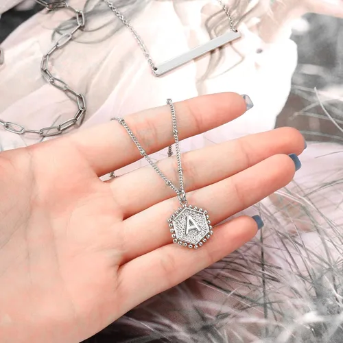 Vista 7 de Turandoss Collares de plata con iniciales en capas para mujer, chapado en oro blanco de 14 quilates, collar de cadena de clip con dije de letra