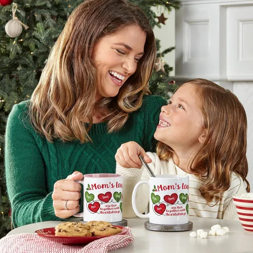 Vista 2 de Let's Make Memories Taza de Navidad personalizada, para amigos, taza de café personalizada, Heartstrings - 2-6 nombres - Mango blanco e