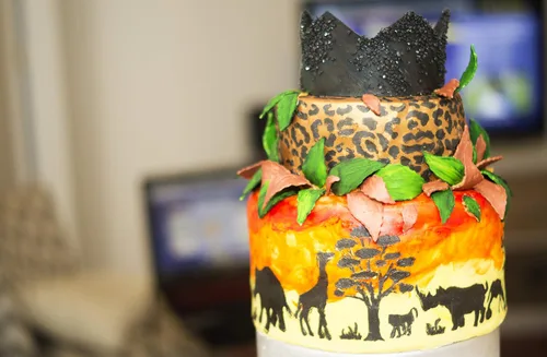 Vista 3 de Safari Animals Cake Side Stencil C956 por Designer Stencils