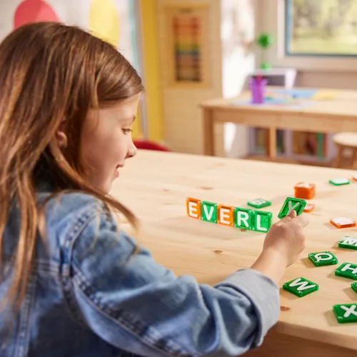 Vista 4 de MAGNA-TILES MicroMAGS Learn Letters - Juego de construcción magnética de 56 piezas, la marca original de construcción magnética