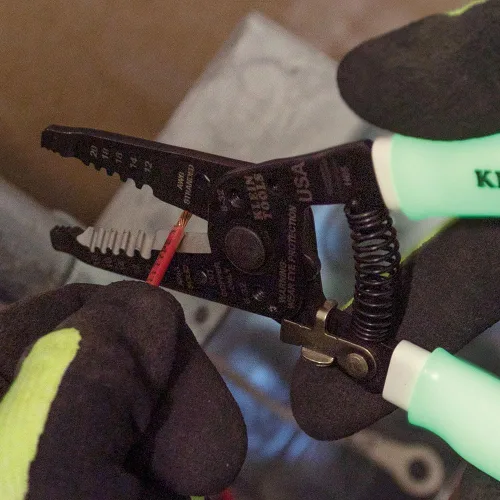 Vista 6 de Klein Tools 11055GLW Pelacables/cortador, fabricado en Estados Unidos, pelador/cortador Klein-Kurve, sólido de 10-18 AWG, cable trenzado de 12-20
