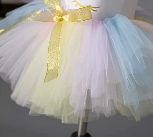 Vista 5 de TTYAOVO - Conjunto de 3 piezas para el primer cumpleaños del bebé, con estampado de unicornio, con diadema, mameluco y falda