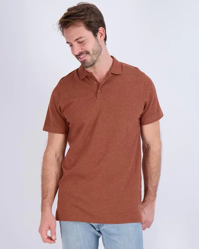 Vista 2 de Real Essentials Paquete de 3 y 4 Polo de manga corta de piqué de algodón para hombre, polo de alto rendimiento (disponible en tallas grandes y altas)