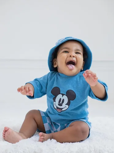 Vista 2 de Disney Baby Loop - Conjunto de 3 piezas de camiseta de tela de rizo, pantalones cortos y sombrero para el sol, tallas de recién nacido a bebé