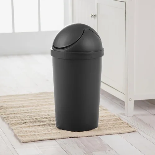 Vista 4 de Sterilite Paquete de 6 cestos de basura con tapa basculante, papelera redonda con tapa abatible de 3 galones, negro