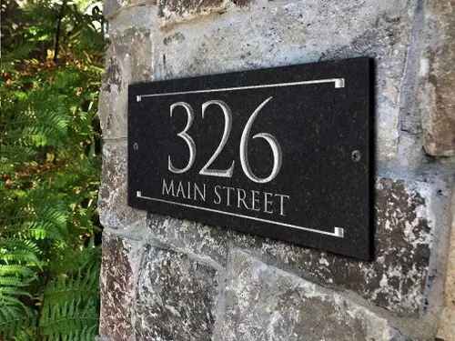 Vista 2 de Placa de dirección de piedra con números grabados. Letrero de dirección hecho de piedra sólida y real.