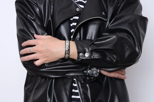 Vista 6 de Eigso Juego de 4 pulseras de cuero punk con tachuelas para hombres y mujeres, pulseras clásicas vikingas de los años 80 para hombre y mujer, Cuero