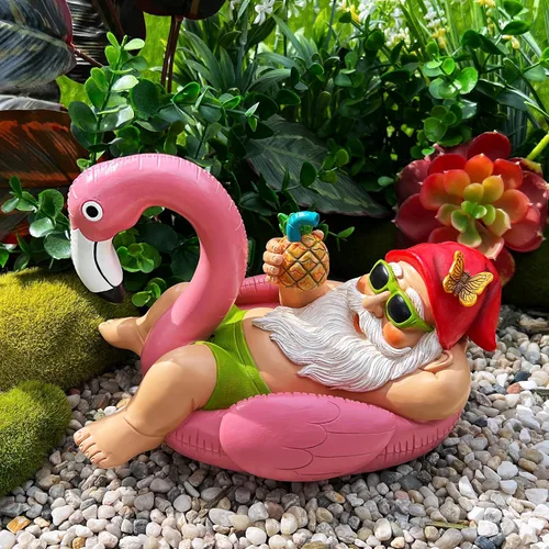 Vista 4 de Mood Lab Gnomo de jardín en flamenco, divertida figura de gnomo, estatua de césped de 8 pulgadas de profundidad, para decoración al aire libre
