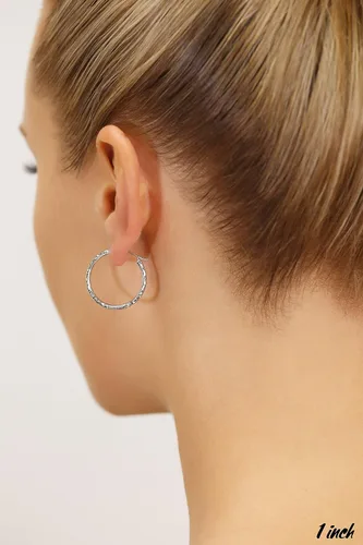 Vista 3 de Aretes de aro redondos grabados a mano de oro de 14 quilates con corte de diamante, 1 pulgada de diámetro