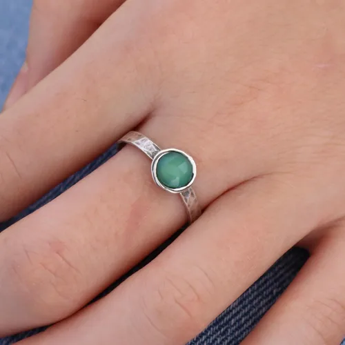 Vista 5 de Anillo de plata de ley con piedras preciosas para mujer, anillo apilable de piedra martillada, anillo de piedra natal