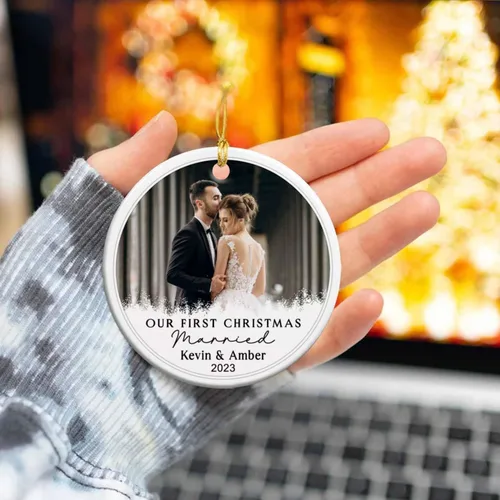 Vista 5 de Adorno de cerámica personalizable con texto en inglés «Our First Christmas Married», adorno de Navidad personalizado para el señor y la señora