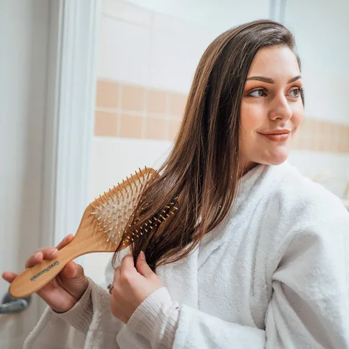Vista 2 de Cepillo de pelo con cerdas de madera Longitud 10.25 pulgadas de ancho 3.5 pulgadas Cepillo de pelo grande con mango de madera natural ecológico