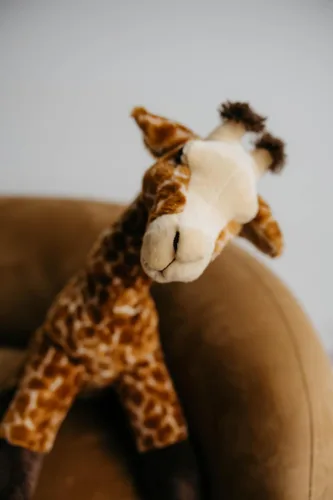 Vista 3 de The Petting Zoo Peluche de jirafa, regalos para niños, animales salvajes del zoológico Onez, juguete de peluche jumbo de jirafa de 24 pulgadas