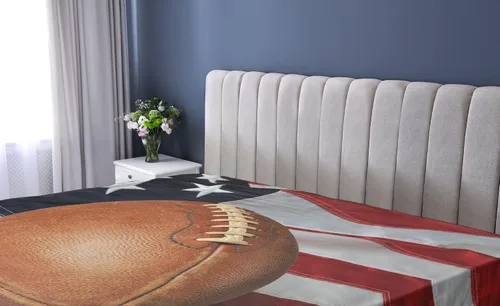 Vista 2 de Lunarable Sábana bajera deportiva, diseño de fútbol contra una bandera de Estados Unidos en formato vertical, patriotismo nacional y deportivo