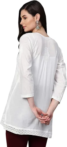 Vista 2 de Ada Blusa india de algodón Chikankari bordada a mano para mujer A391704 Blanco