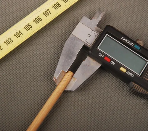 Vista 3 de Las espadas japonesas del samurai colocan las clavijas de madera Mekugi para el mantenimiento