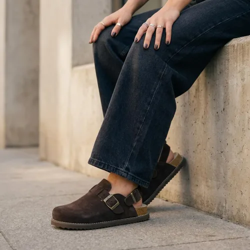 Vista 8 de CUSHIONAIRE Brooklyn - Zuecos de gamuza auténtica con hebilla para mujer Gamuza auténtica de chocolate