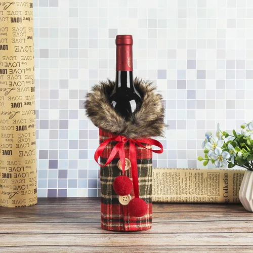 Vista 5 de Tanlee 4 fundas de suéter de Navidad a cuadros para botellas de vino con cuello de piel sintética y diseño de capa de botón para decoraciones