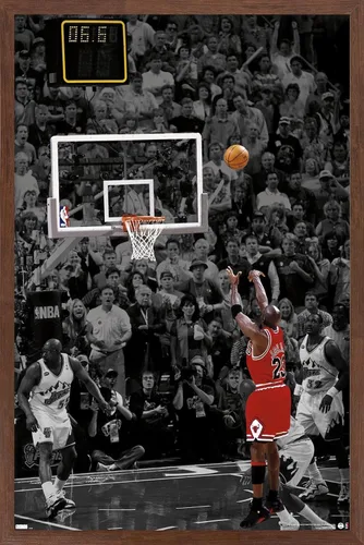 Vista 10 de Trends International Michael Jordan - Póster de pared The Shot, 22.4 pulgadas de largo x 14.7 pulgadas, versión enmarcada en madera de granero