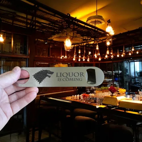 Vista 2 de Abridor de botellas: el licor está llegando