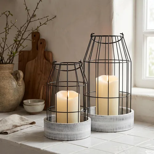 Vista 4 de Juego de 2 linternas de granja rústica - Elegantes linternas decorativas para tu sala de estar, repisa de chimenea o mesa de comedor de la cocina