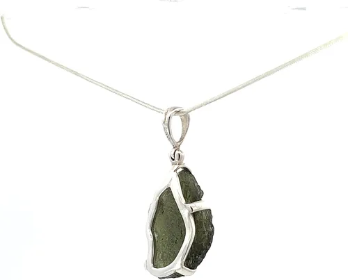 Vista 5 de Collar con colgante de moldavita por Stones Desire