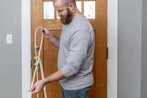 Vista 5 de Duck Brand Max Strength Sello de Burletes de Silicona para Puertas y Ventanas, Autoadhesivo, Se Adapta a Espacios Medianos de 1/8-1/4 Pulgadas, .31